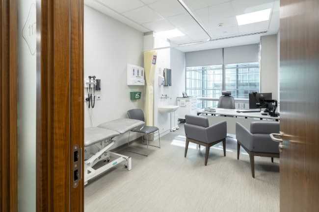 LSI-Architects_Private-Healthcare-Outpatients_Canary-Wharf-Exam-Room